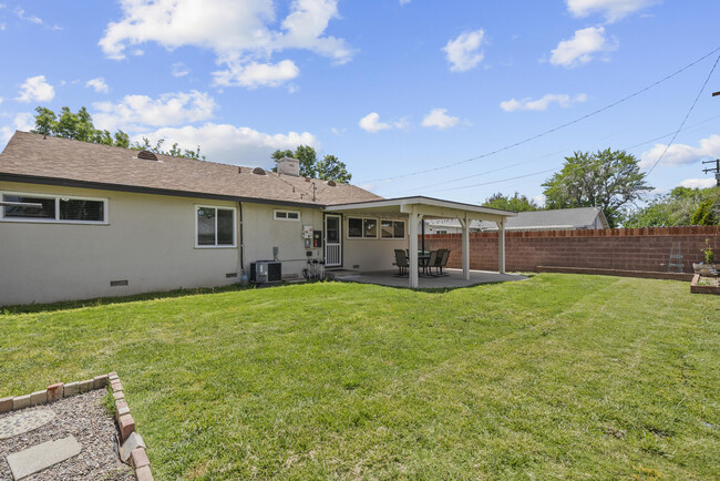 Building Photo - 809 W Ave J 10