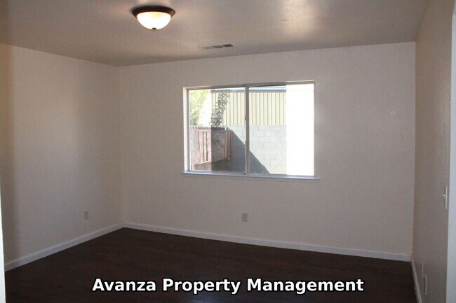 Building Photo - 5253 E Lamona Ave