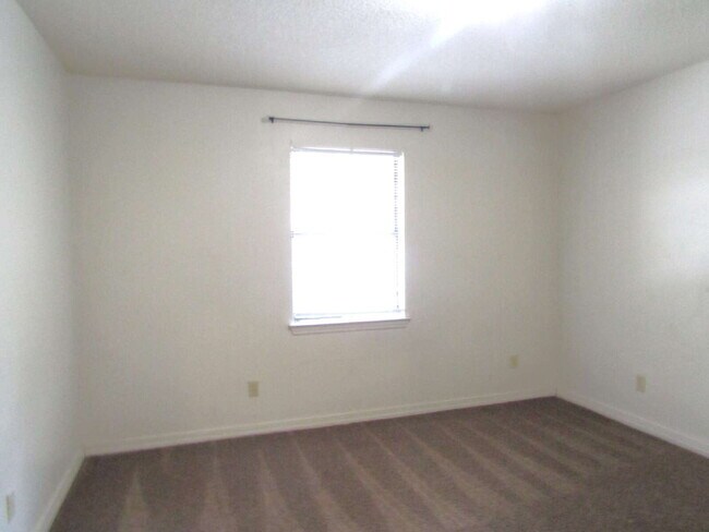 Building Photo - Spacious 2BR/1BA Apartment in West Pensaco...