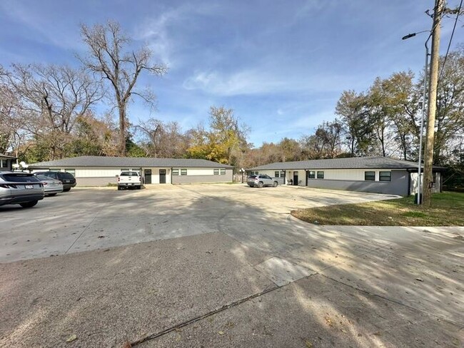 Building Photo - Available Now! Recently Remodeled 2 Bedroo...