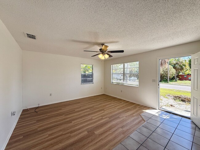 Building Photo - Pet Friendly 3 Bedroom Home with Yard - Br...