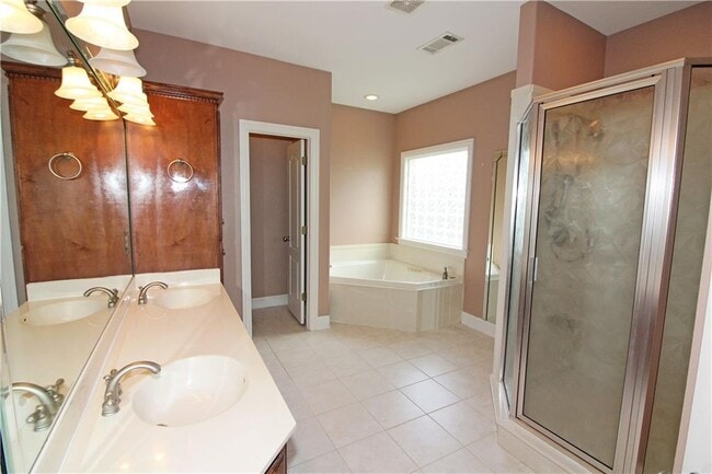 Building Photo - 607 SE Jamaica Dr