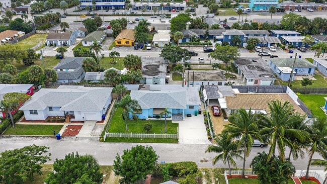 Building Photo - 135 E 28th St