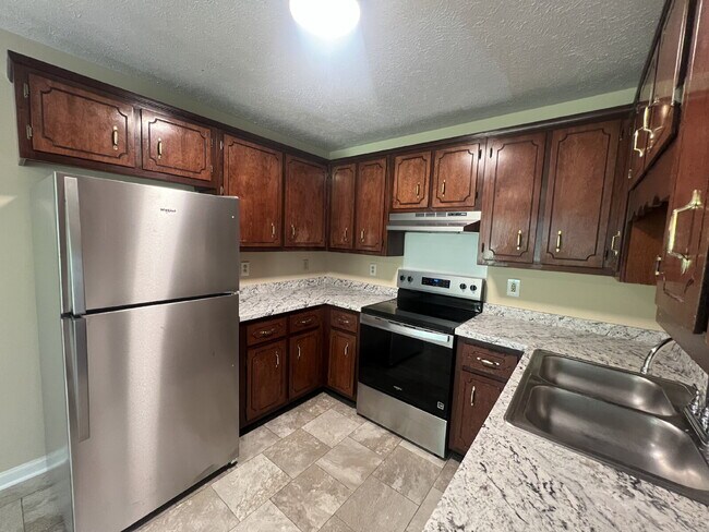 Building Photo - 3413 Clearwater Dr