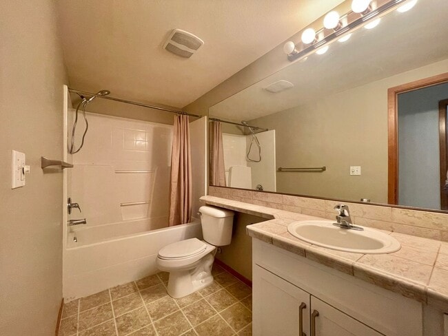 Building Photo - Charming Home in quiet Sunset Landing Community, Edmonds!