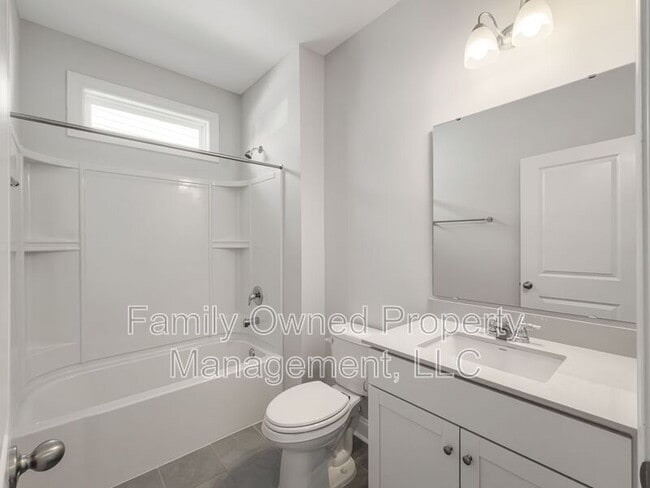 Building Photo - 208 Shortmarsh St