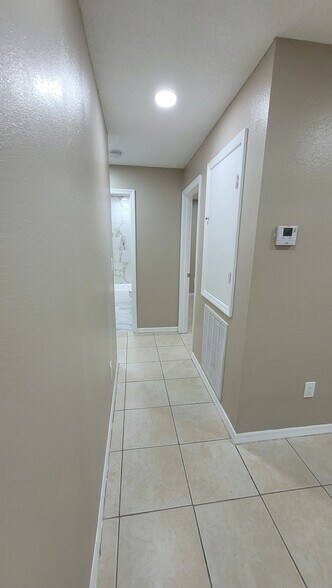 Building Photo - 4021 Catalina Dr