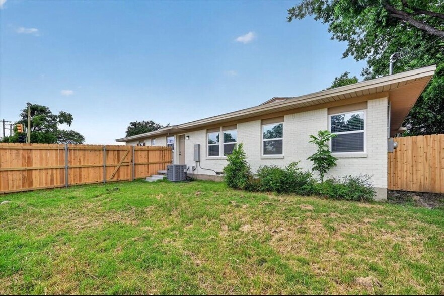 Building Photo - 10402-10404 Joaquin Dr