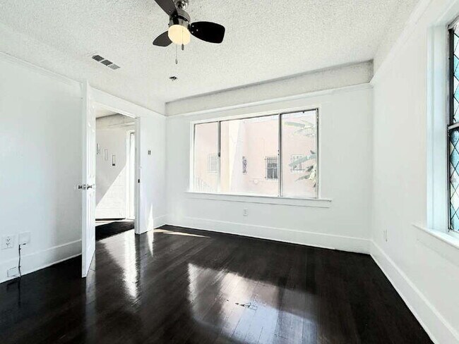 Building Photo - 1661 W 36th Pl