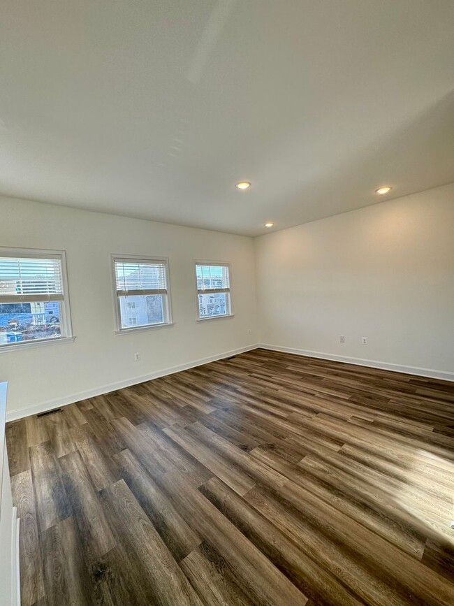 Building Photo - Brand New  END UNIT Townhouse For Rent in ...