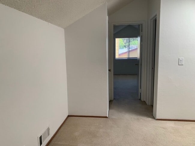 Building Photo - 4 Bed/2 Bath Spacious Home with Big Backyard and New Laminate & Carpet - Union City