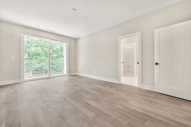 Building Photo - Absolutely STUNNING 3 Bed/ 4 Bath Townhous...