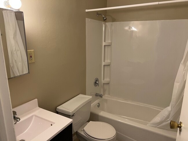 Building Photo - 2212 Nuttman Ave