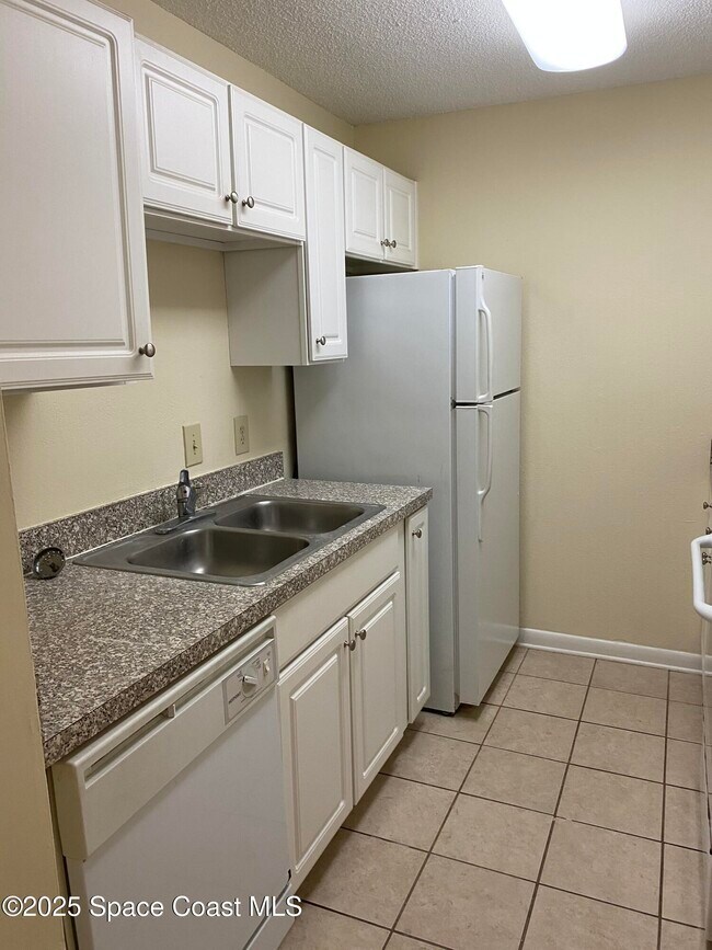 Building Photo - 3550 Sable Palm Ln
