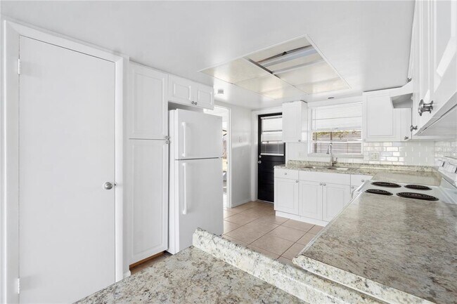 Building Photo - 621 Ashberry Ln