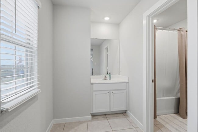 Building Photo - Move in June 2026! Beautiful 4 bd/3.5 bath near Randolph AFB!