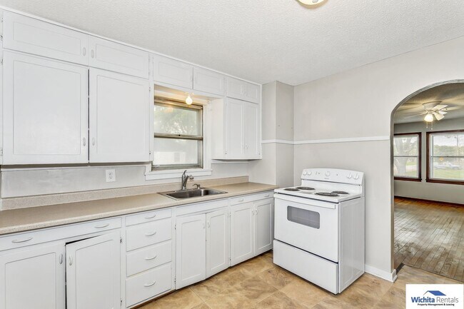 Building Photo - 2 bedroom 1 bathroom home with a large gar...