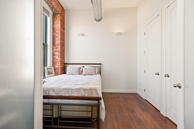 Building Photo - 125 B St