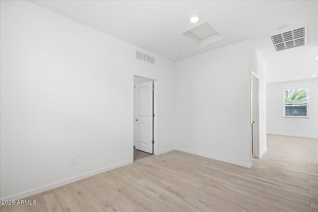 Building Photo - 15875 W Cottontail Ln