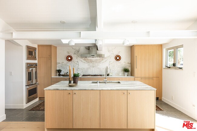 Building Photo - 922 E Anza Dr