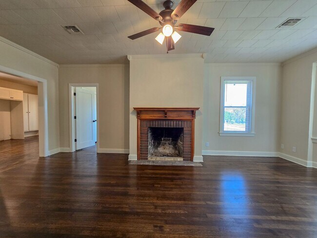 Building Photo - Cute 3 Bedroom Brick home in Shawnee