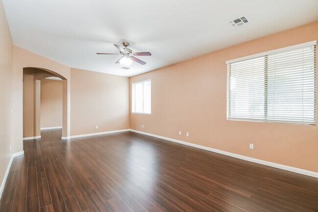 Building Photo - 10047 E Lakeview Ave