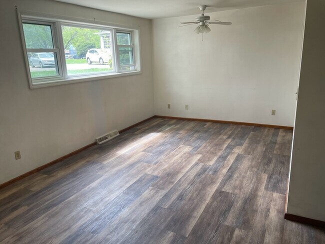 Building Photo - 906 5th Ave S