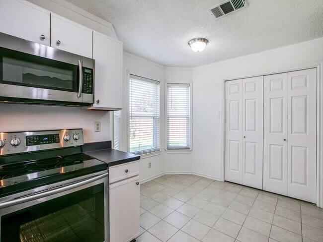 Building Photo - 2401 Brooke Ct