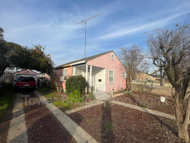 Building Photo - 2871 32nd Ave