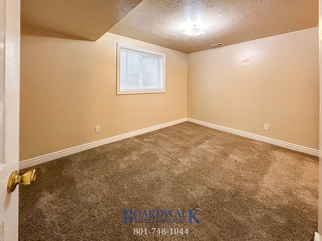 Building Photo - Great 5 Bed Now Available in Riverton