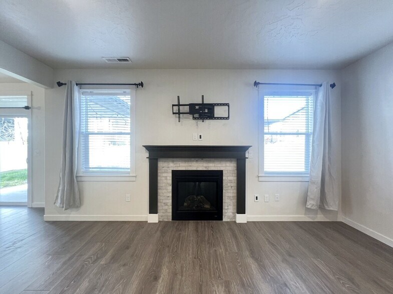 Building Photo - 3315 S Cabin Creek Way
