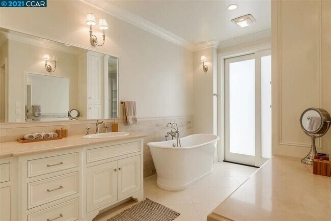 Building Photo - Beautifully Updated 5-Bedroom Home in Prim...