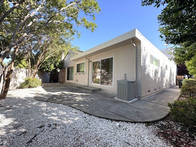 Building Photo - Charming Updated 2-Bedroom Home in Prime L...