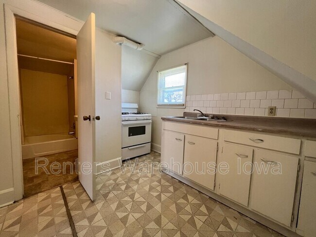 Building Photo - 1032 22nd St