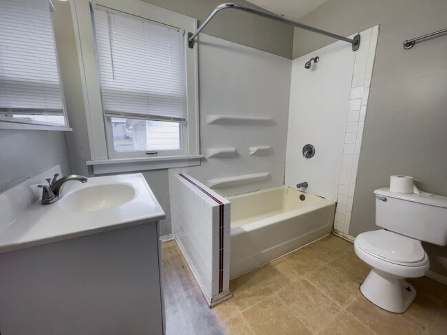 Building Photo - PRELEASING for AUGUST! Close to Campus