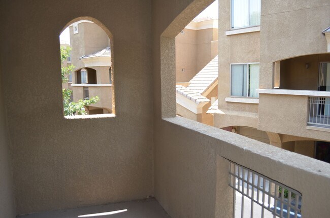 Building Photo - MOVE IN Special!!  Biltmore 2 bedroom!