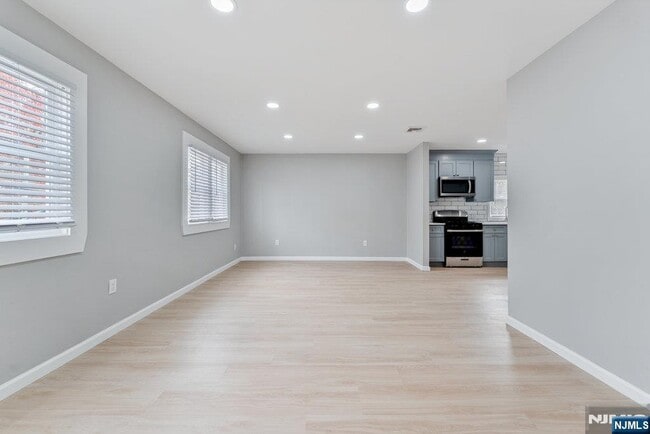 Building Photo - 16 John St