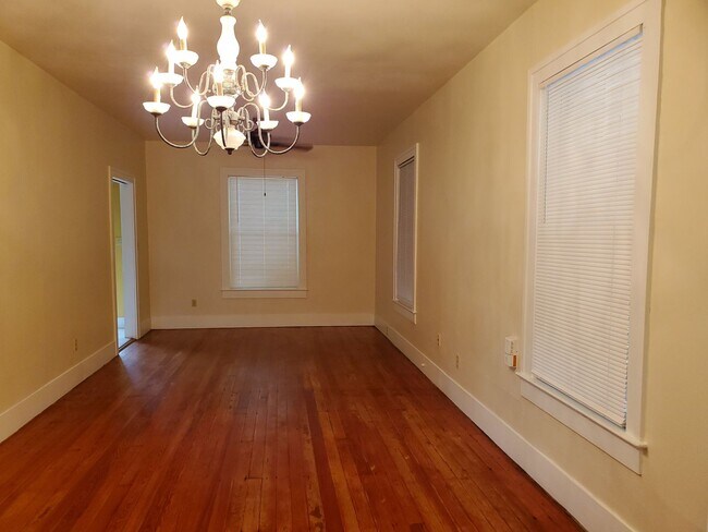 Building Photo - Charming 3 bedroom 4 blocks to the beach!