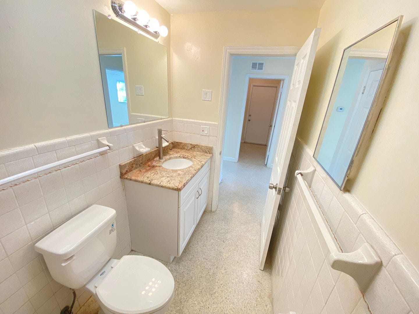 Building Photo - Enjoy Downtown living in this 2/1 Duplex!!