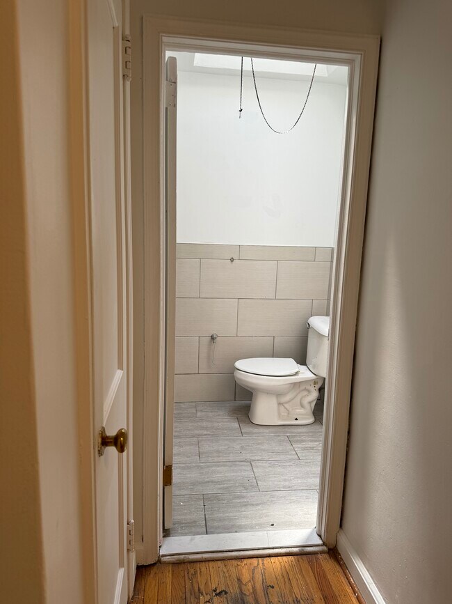 Full Bathroom 1 - 205 W Colonial St