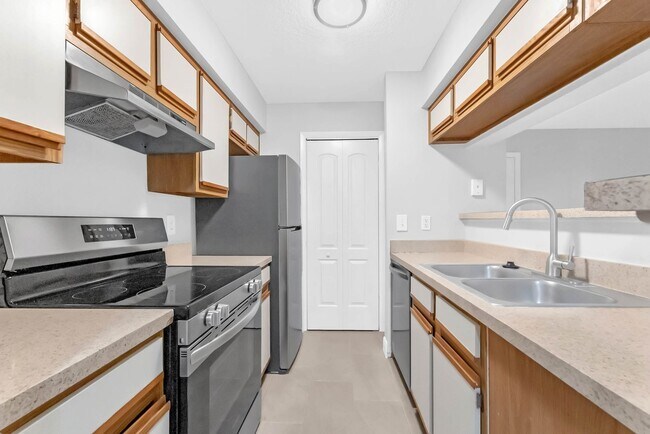 Building Photo - Newly Renovated Ground Floor Condo in Gate...