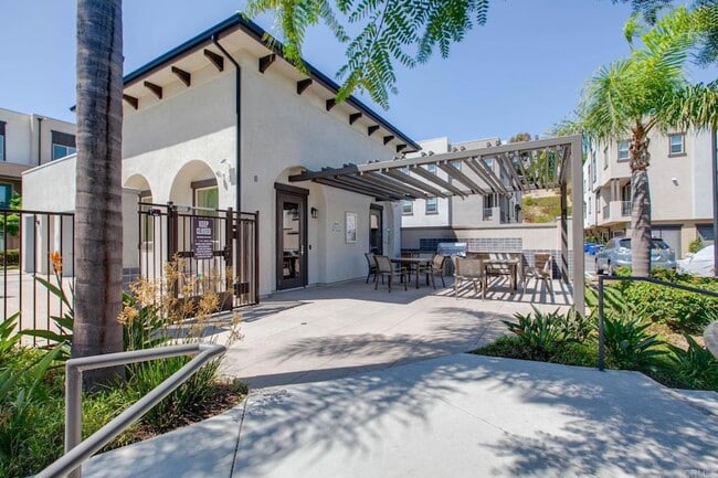 Building Photo - 2460 Solara Ln
