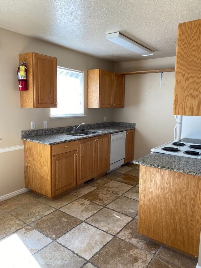 Building Photo - BRENTWOOD CONDO 2 BED 1 BATH