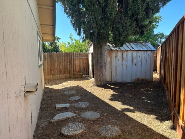 Building Photo - Terrific Brentwood location at the end of ...