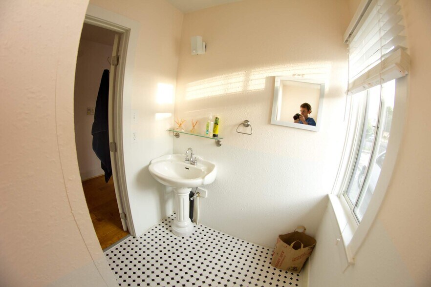 2nd bathroom - 5259 Aldama St