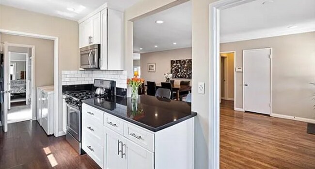 Building Photo - Beautiful 3 BEDROOM 2 BATH in Hawthorne with Garage. 1/2 off the 1st month of rent on OAC.