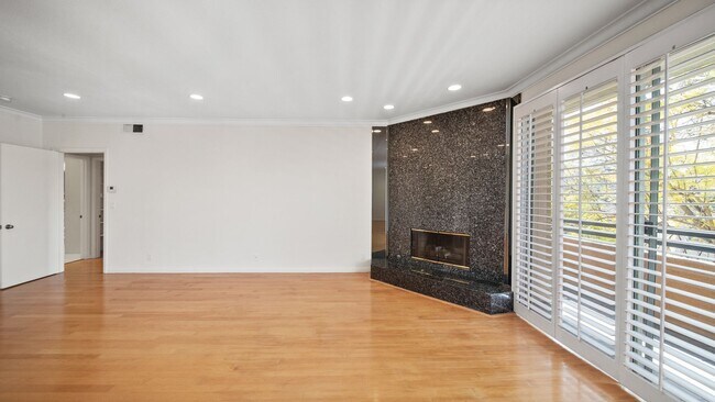 Building Photo - 2 bedroom 2.5 bathroom