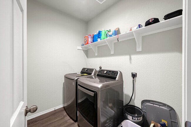 Building Photo - 15127 Willow Tree Ln