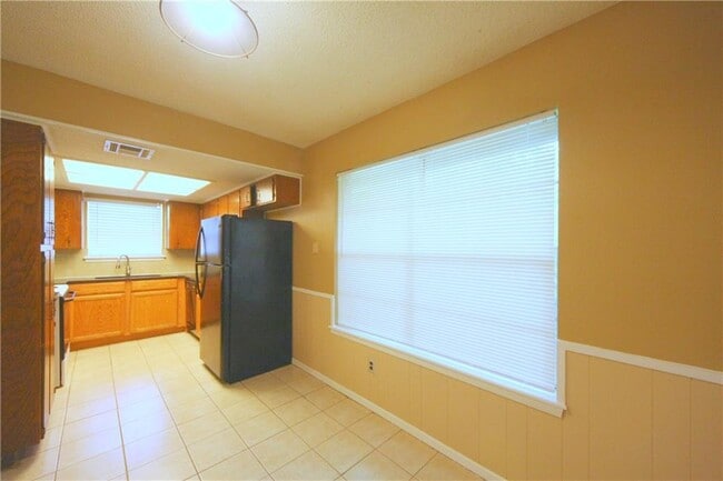 Building Photo - 12313 Willow Wild Dr