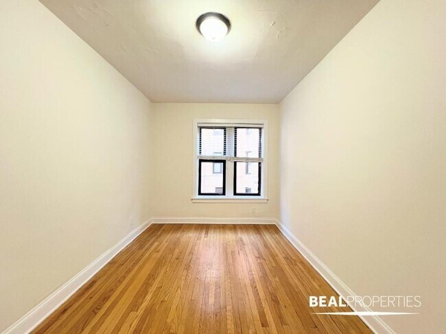 Building Photo - 1 bedroom in CHICAGO IL 60613